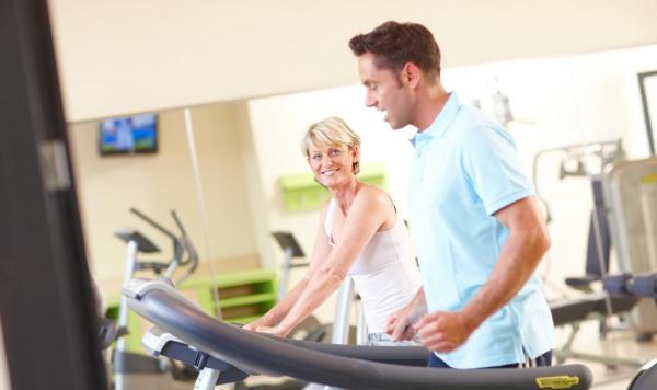 Gäste beim Workout im Fitnessstudio