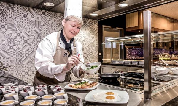 Köchin im Hauptrestaurant