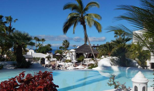 Pool und blauer Himmel