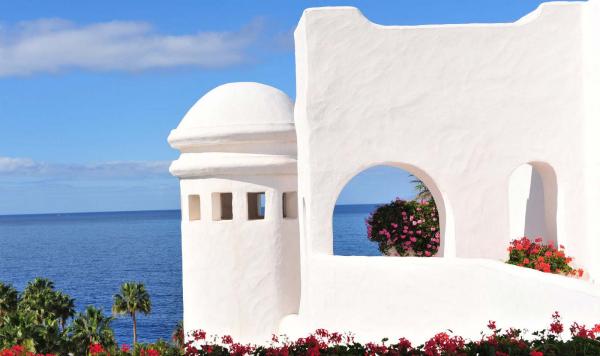 Hotelarchitektur im Dorfstil