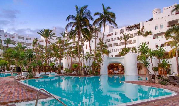 Blick über den Pool auf das Hotelgebäude