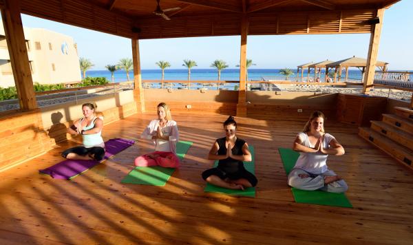 Yoga im überdachten Yoga-Pavillon