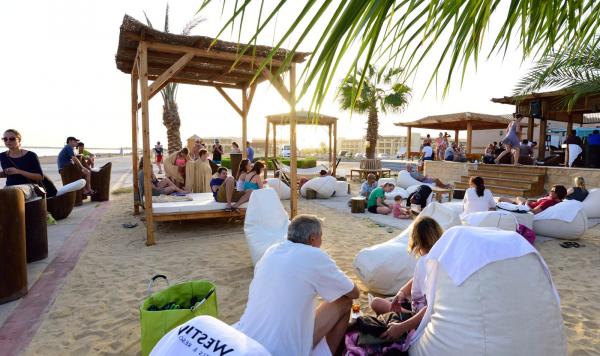 Gemütliche Sitzgelegenheiten am Strand