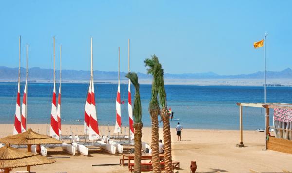 Katamarane am Strand