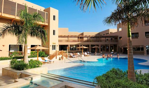 Blick auf den Pool und das Hotelgebäude