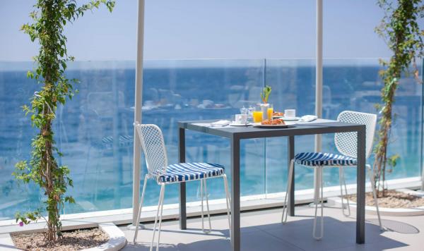 Essen Sie mit Blick aufs Meer