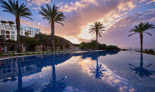 Poolbereich am Abend