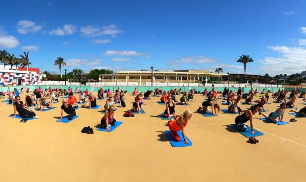 Pilates unter freiem Himmel