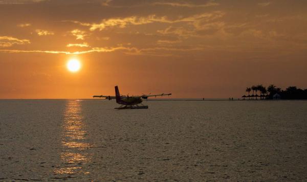 Wasserflugzeug im Sonnenuntergang