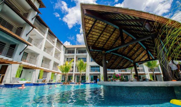 Poollandschaft mit Bar