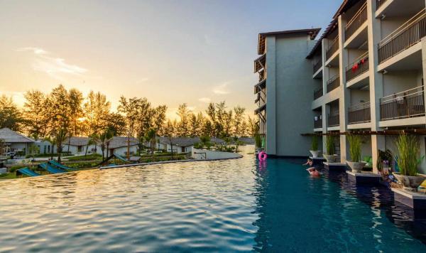 Pool bei Sonnenuntergang