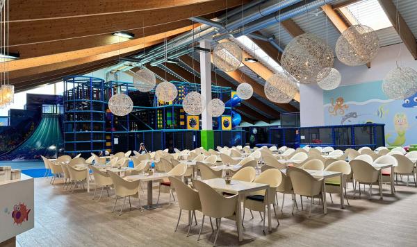 Sitzbereiche für Eltern Kinderspielplatz