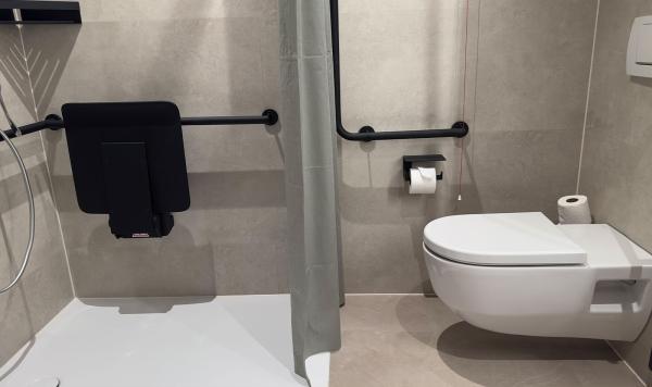 Badezimmer mit Unterstürzung für Behinderte