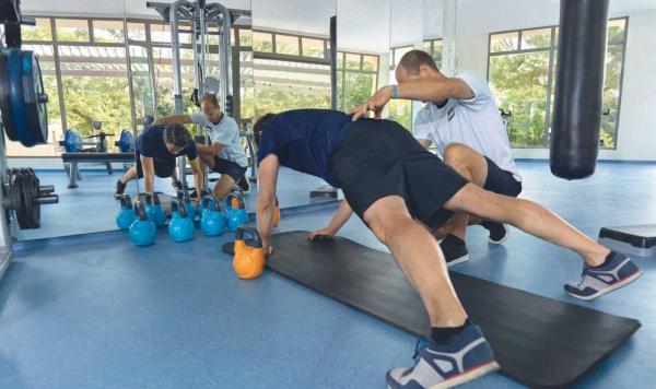 Trainieren im Fitnessraum