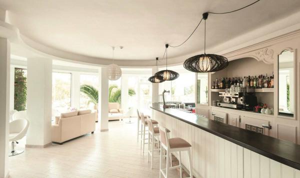 Offene Bar mit Sitzmöglichkeiten