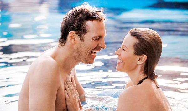 Paar im Pool