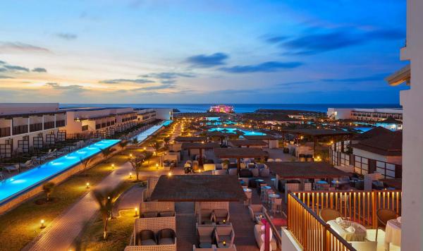 Hotelanlage bei Nacht