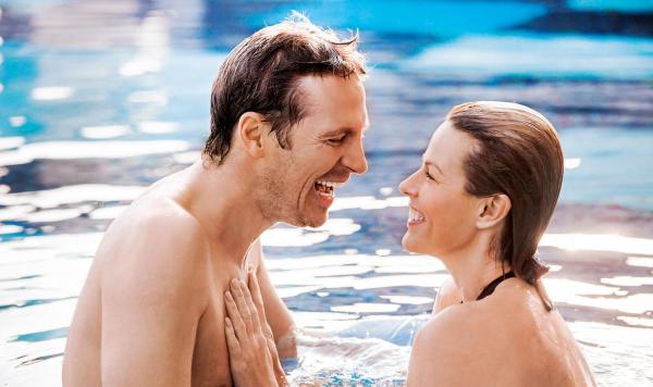 Paar im Pool