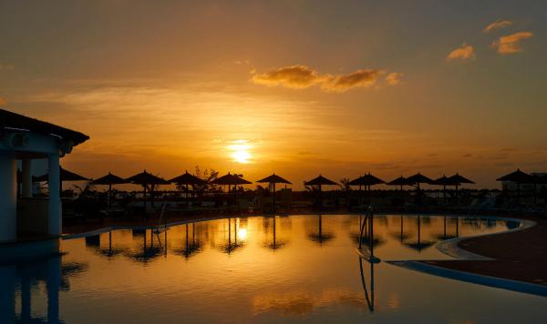 Pool beim Sonnenuntergang