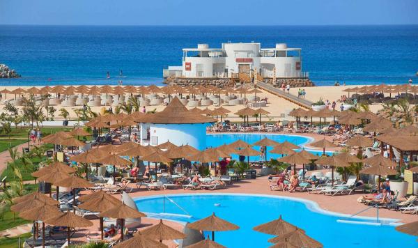 Pool mit Blick aufs Meer