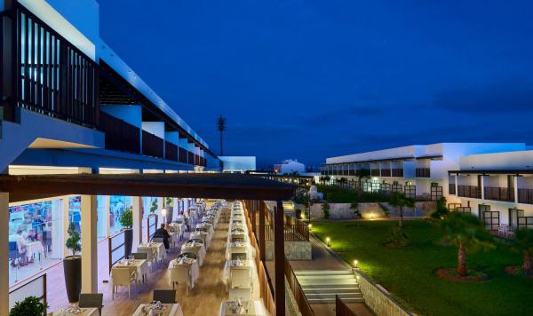 Aussenterrasse Latitude am Abend