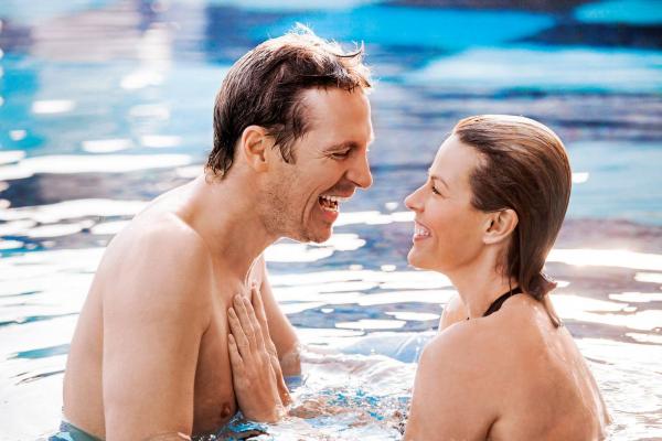 Paar im Pool