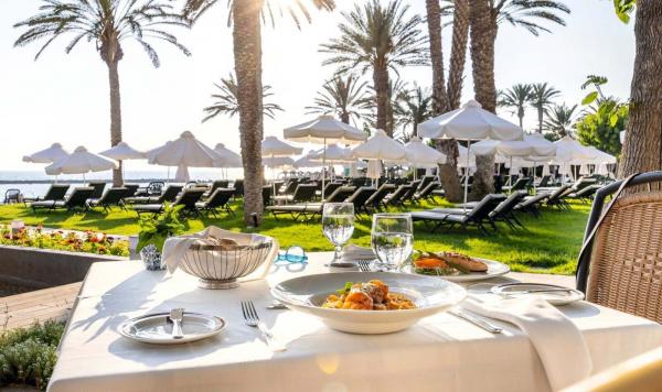 Tisch im Hauptrestaurant