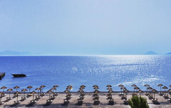 Strandliegen und Schirme