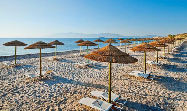 Sandstrand mit Schirmen