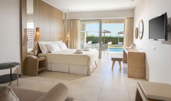 Wohnbeispiel Superior Swim Up mit Poolblick und Terrasse