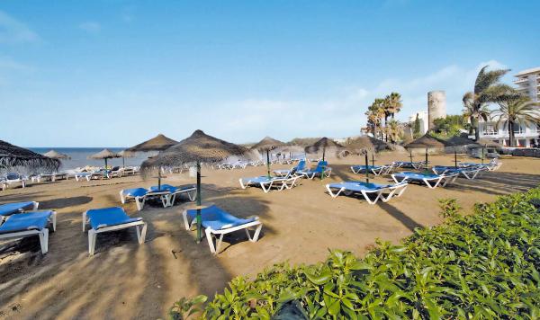 Sonnenliegen am Strand