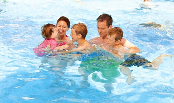 Familie im Pool