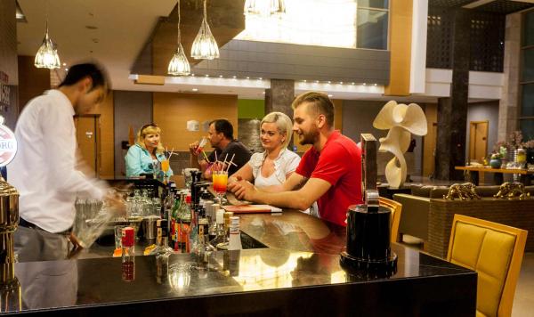 Gäste an der Lobbybar