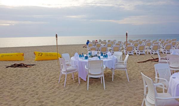 Romantisch am Strand sitzen