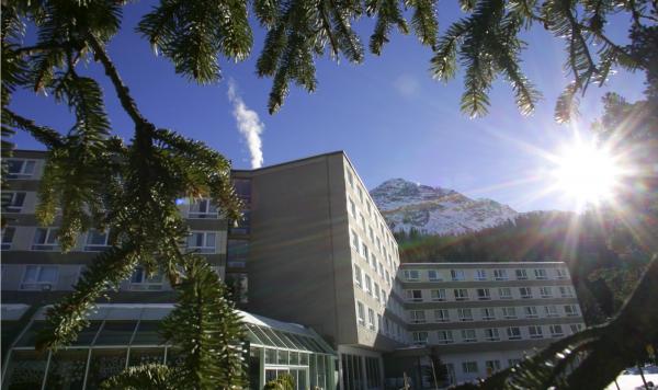 Anlage vor Bergpanorama