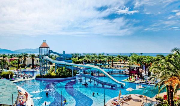 Main Pool mit Wasserrutsche