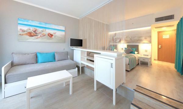 kombiniertes Wohn-/Schlafzimmer mit 2 Einzelbetten