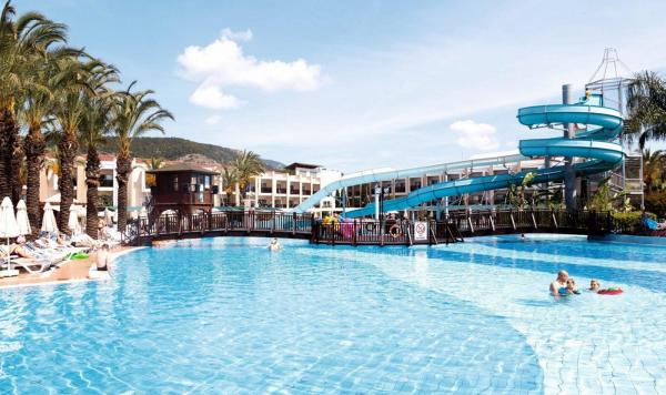 Wasserrutschen im Hauptpool