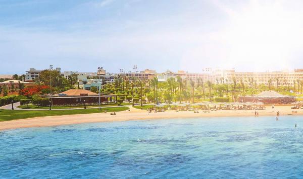 Strand unter strahlender Sonne