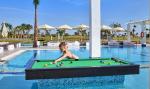 Billard am Pool