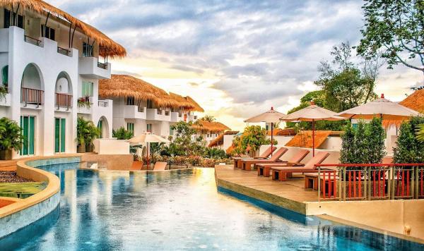 Liegen und Sonnenschirm am Pool