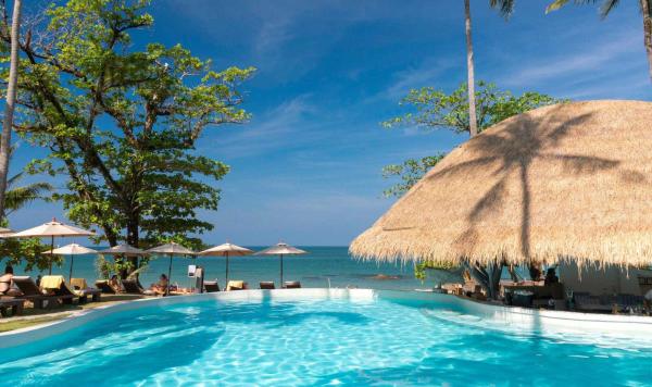 Poolbar mit Meerblick