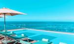 Pool mit Sonnenschirm und Liegen