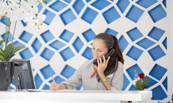 Mitarbeiterin an der Rezeption