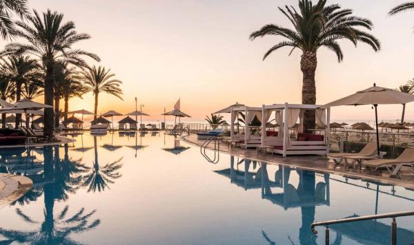 Sonnenuntergang am Pool