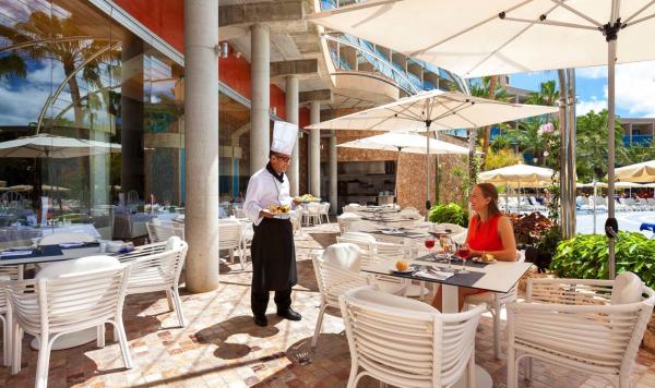 Snacks und Getränke am Pool