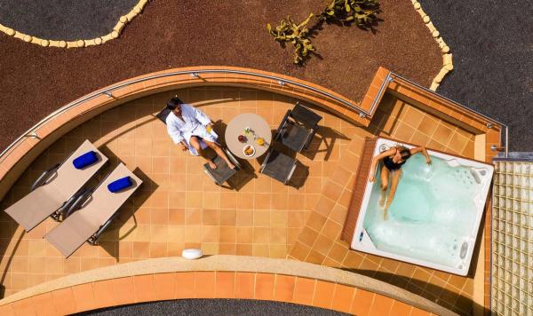 Privater Jacuzzi und Liegen