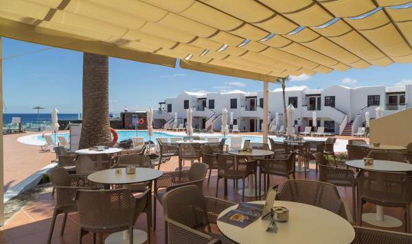 Essen und Trinken am Pool