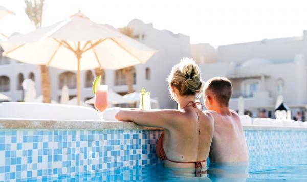 Kühle Drinks am Pool