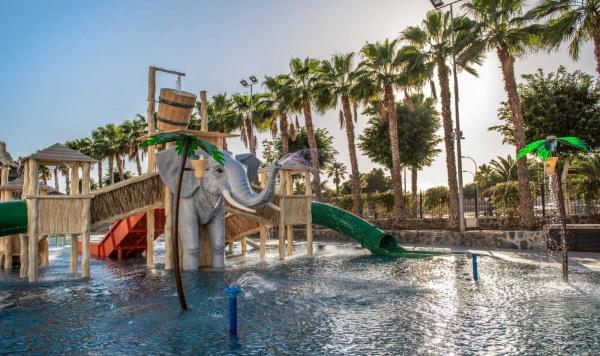 Kinderpool mit Wasserrutsche